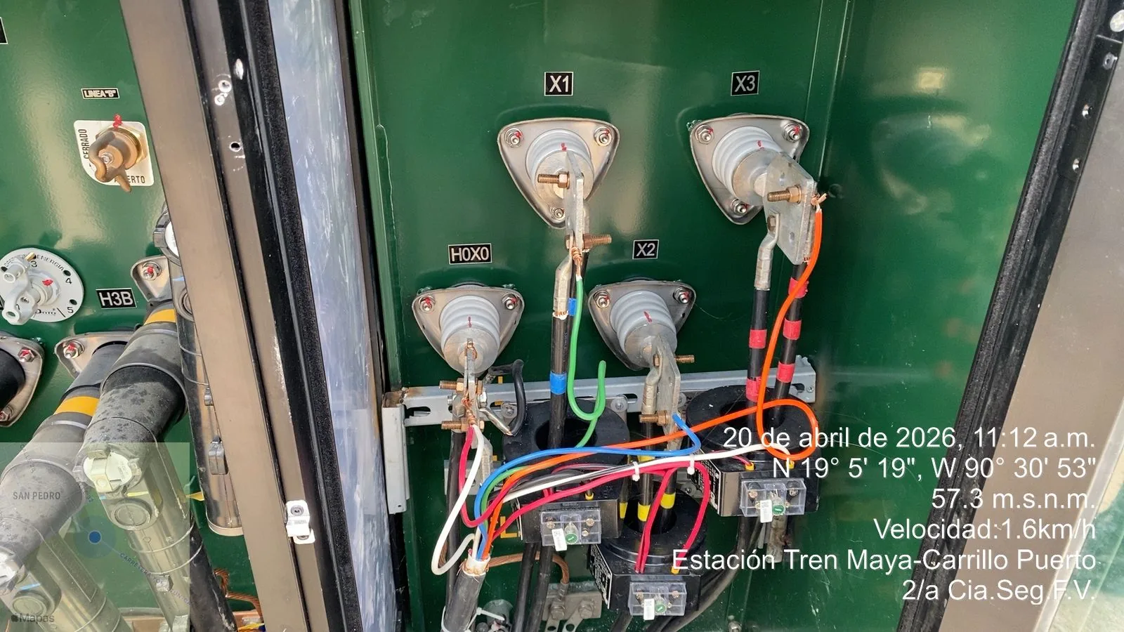 Equipo eléctrico en instalación industrial
