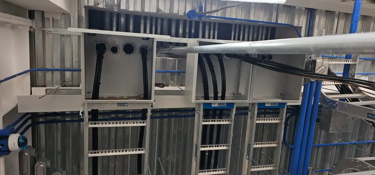 Cajas de paso y bandejas con cableado industrial