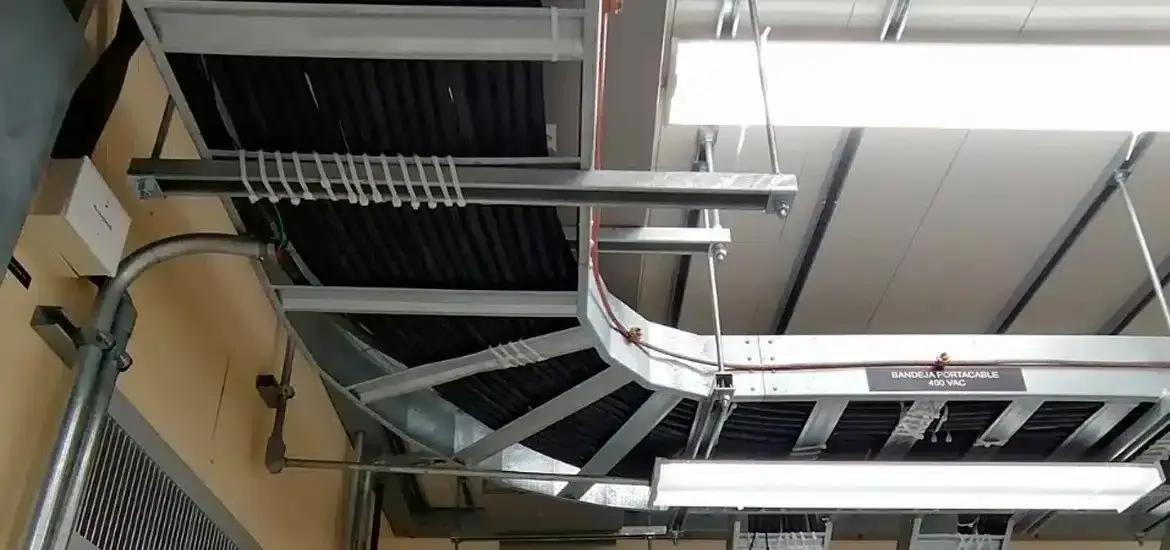 Bandeja portacables 480 VAC con tendido organizado