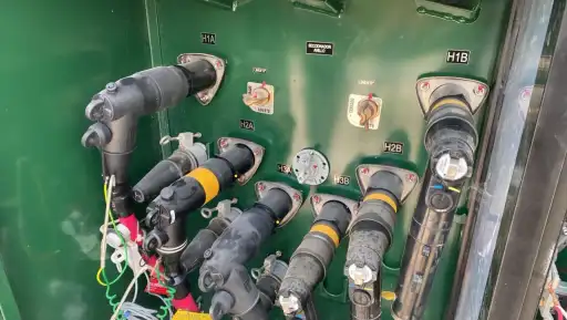 Interior de gabinete eléctrico en proyecto de campo