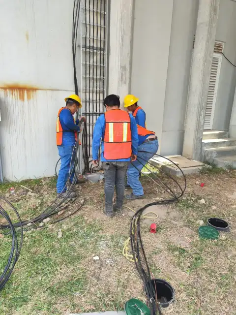 Personal en instalación eléctrica industrial