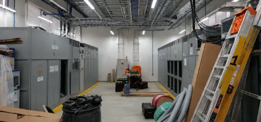 Cuarto eléctrico con transformador 2000 kVA y bandejas