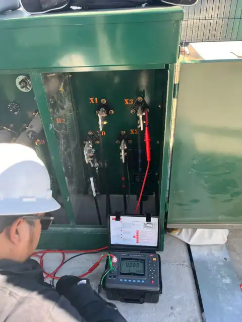 Técnico realizando megado en terminales secundarios de transformador